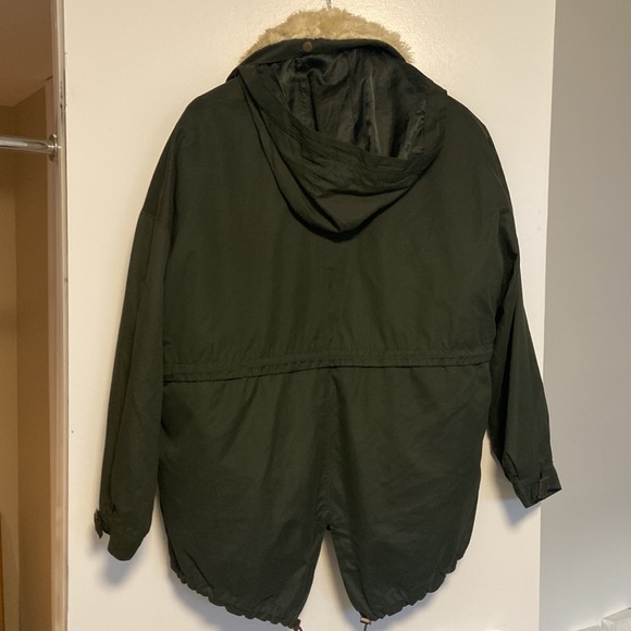 Army-green oversized hooded jacket with removable faux fur lining - Picture 2 of 3